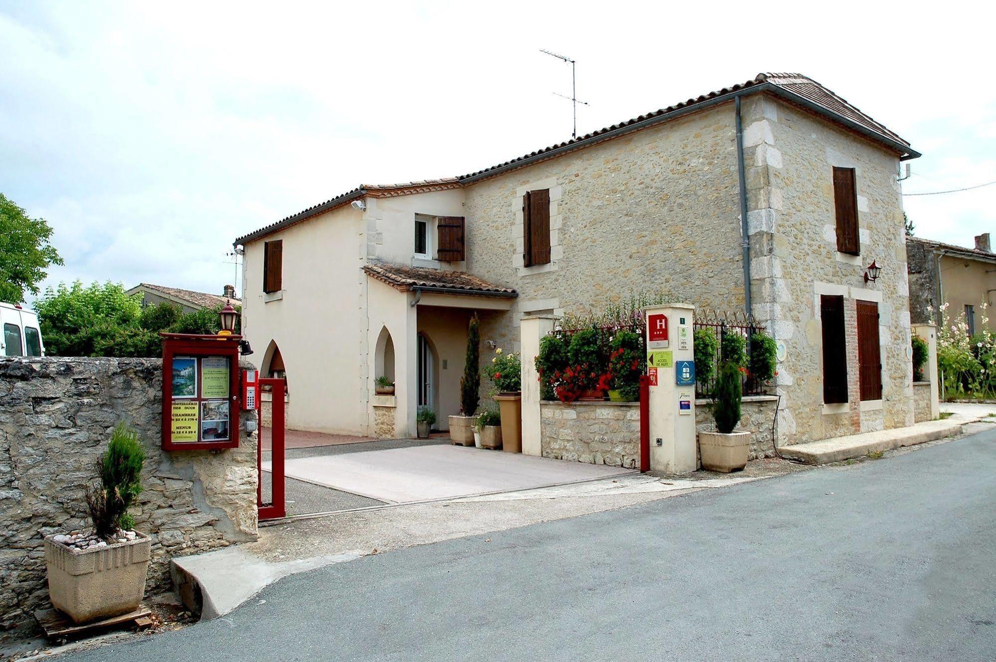 Logis Hostellerie Des Ducs Duras Exterior foto